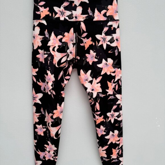 Women’s VS Capri Floral Workout Leggings NWOT - Picture 6 of 8
